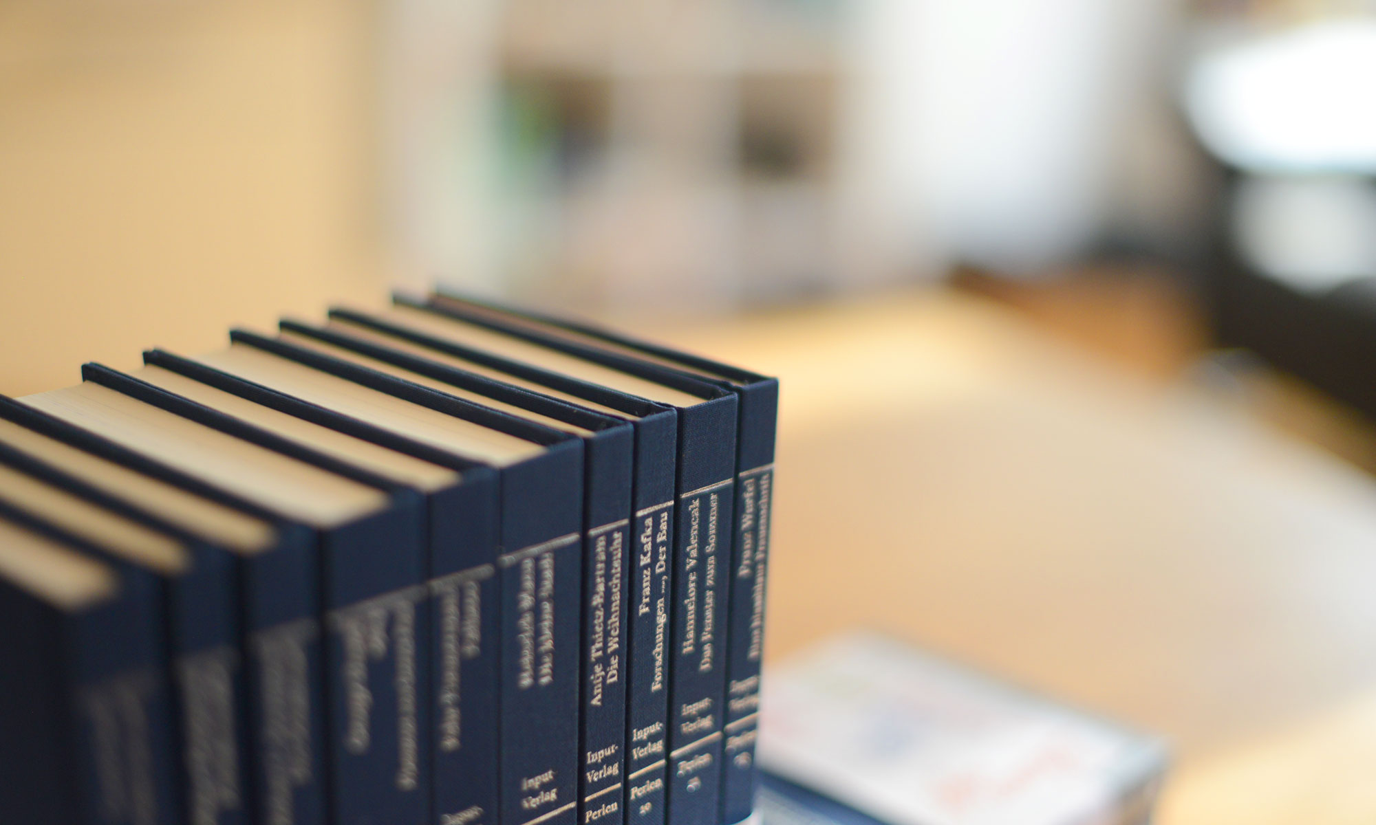 Buchreihe mit dem Namen Perlen der Literatur, hier: 10 Bände, teilweise unscharf
