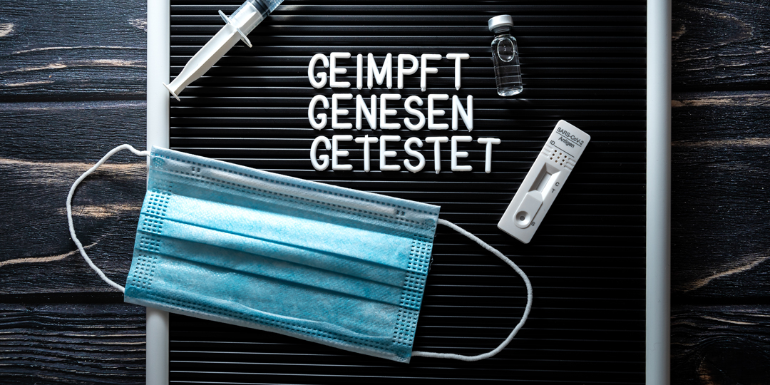 Darstellung von Corona-Schutzmassnahmen (Maske, Test, Impfung)