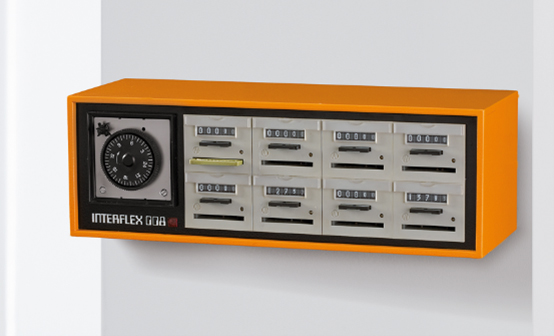 Het eerste product in 1974: Interflex 008 – een elektromechanische timer voor tijdregistratie