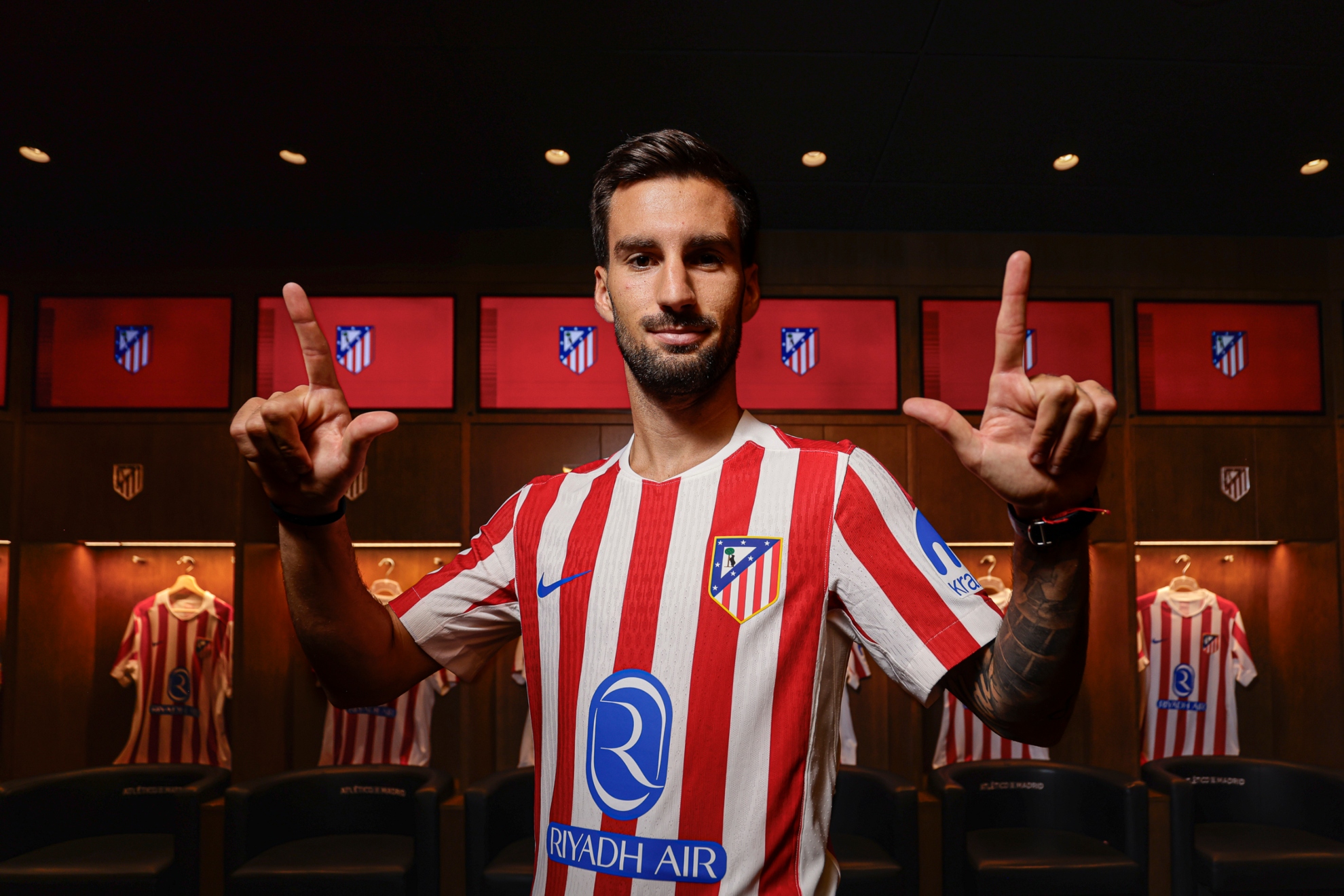 Álex Baena posando como jugador del Atlético.