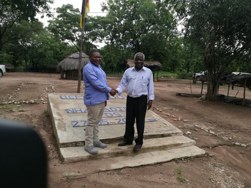 Filipe Nyusi and Afonso Dhlakama shaking hands