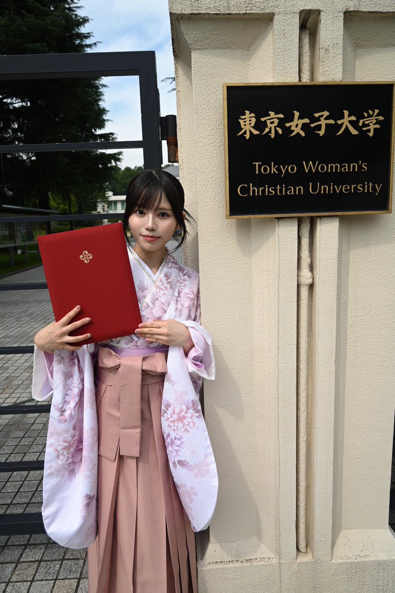 毎日卒業祈願してくださったり応援してくれていた皆様、友達、先生方、
そばでいつも支えてくれたお父さんお母さん
本当にありがとうございました。

まだまだ未熟なところばかり見つかるけれど、だからこそ、これからも成長していくので見守ってくれると嬉しいです🌸