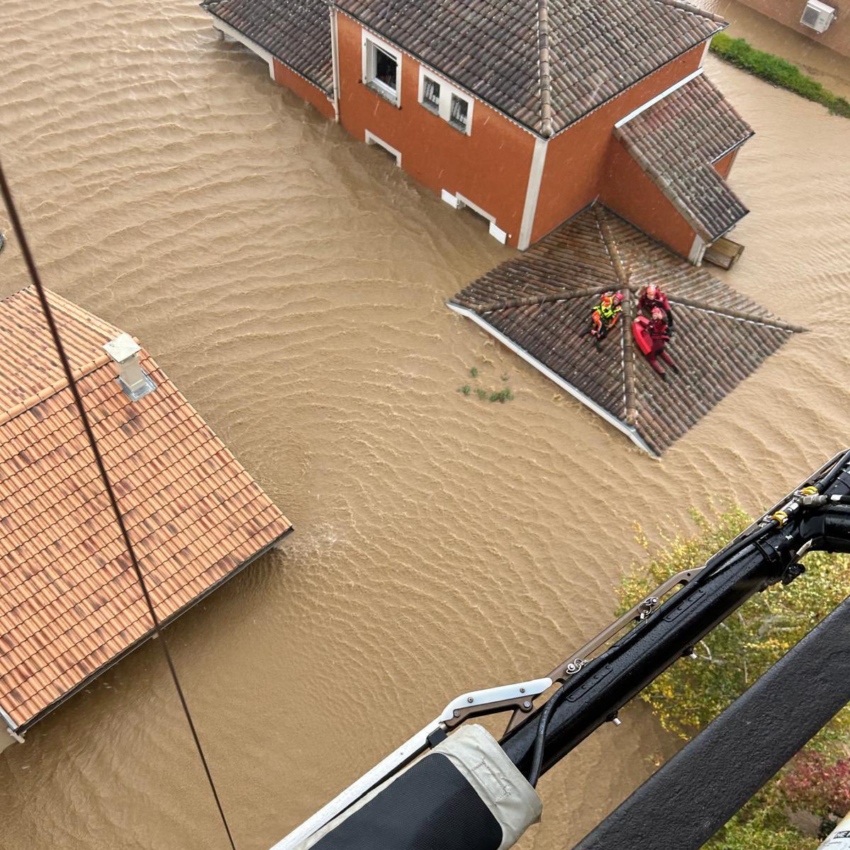 Des sauveteurs héliportés sur la toiture d’une maison inondée