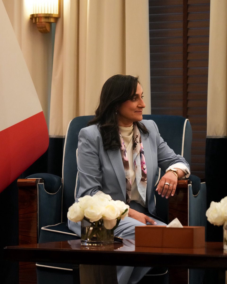 La ministre Anand est assise lors d’une réunion avec Son Excellence le Dr Abdullatif bin Rashid Al Zayani, ministre des Affaires étrangères du Royaume de Bahreïn, avec un drapeau canadien en arrière-plan.