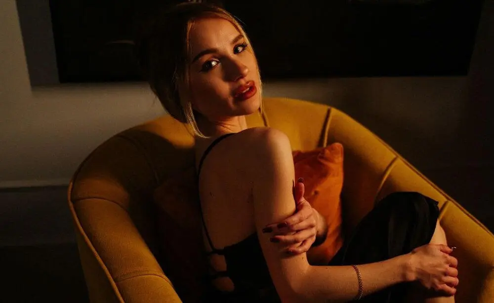 Escort Model Defne
