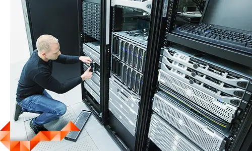 Za dnia i nocą infrastruktura informatyczna Twojej firmy jest bezpieczna. O jej kondycję i bezpieczeństwo nieprzerwanie dba zespół kompetentnych fachowców. Tak właśnie działa… Niezawodna obsługa IT w polmark.net Działa tak, jak powinna. W tle. A Ty możesz skupić się na innych rzeczach.