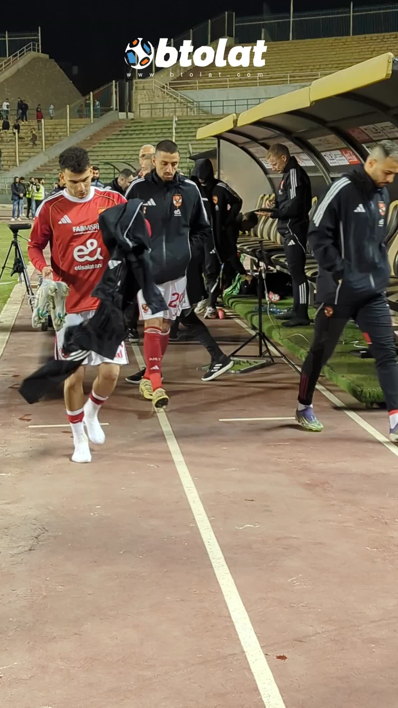 صوره ل زيزو يلتقط الصور التذكارية مع الجماهير بعد مباراة الاهلي والمقاولون العرب