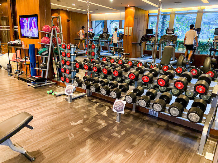 バンコク マリオット ホテル スクンビット(Bangkok Marriott Hotel Sukhumvit)のフィットネスジムにあるダンベル