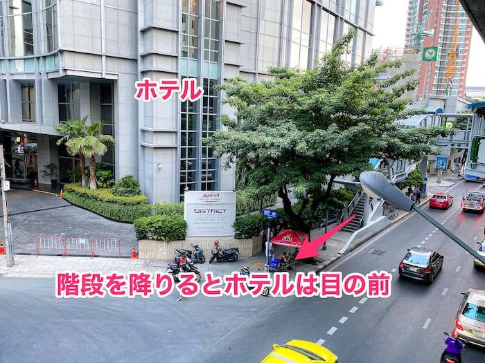 BTSトンローの3番出口にある連結通路の階段