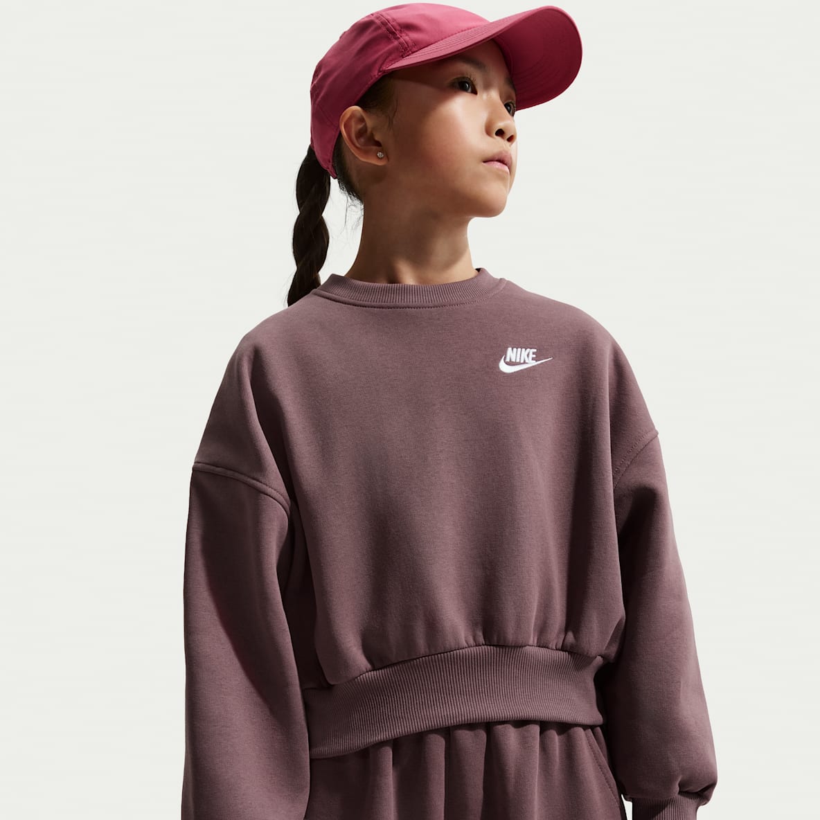 Nike Sportswear Club Fleece Sweatshirt mit Rundhalsausschnitt und kastiger Passform (Mädchen)