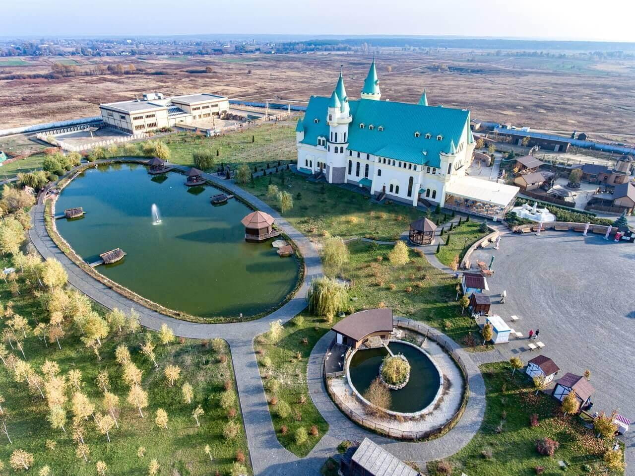 Куди поїхати в Київській області – заміський комплекс із озером та парковою територією