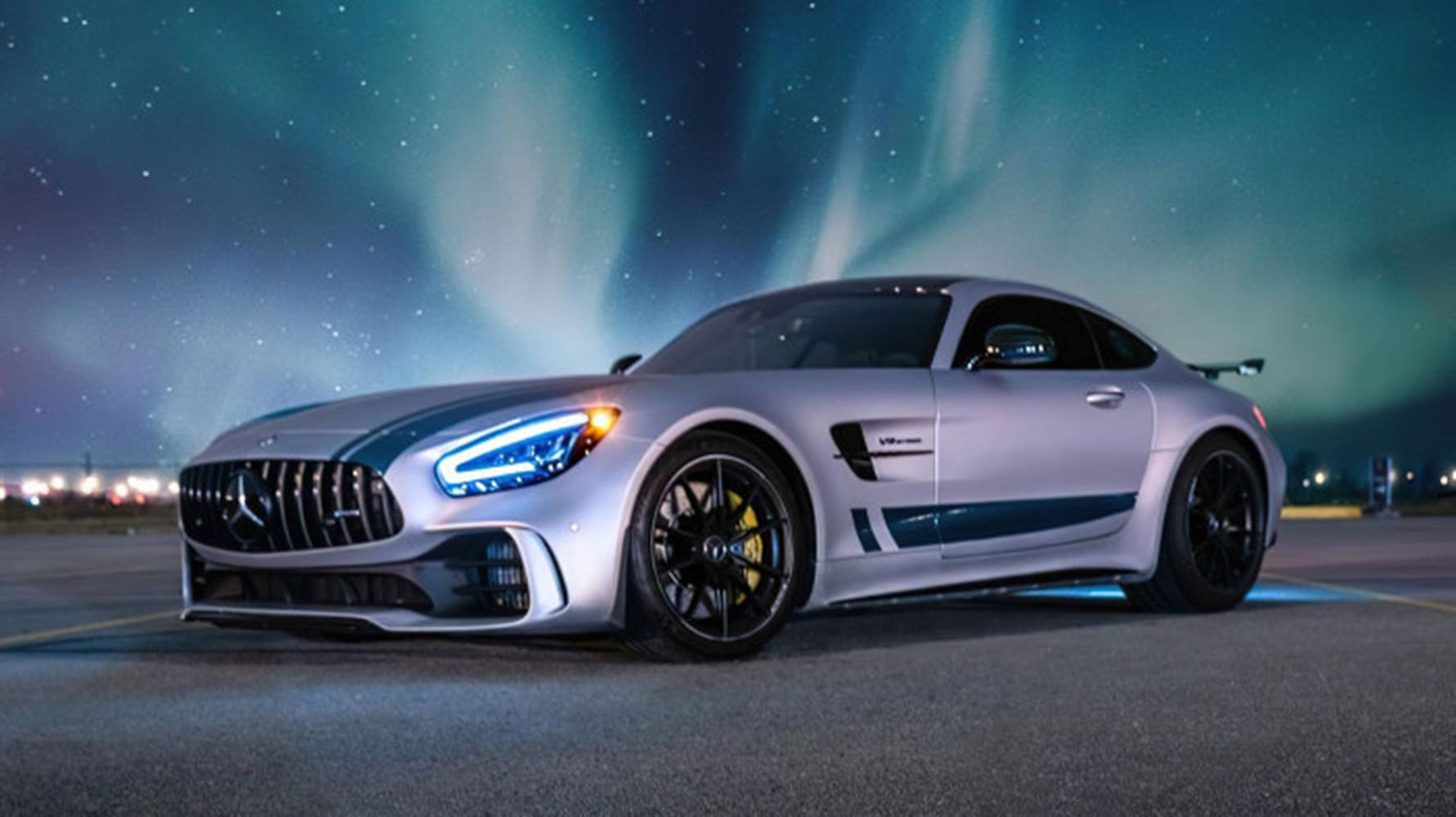 2021 Mercedes AMG GTR Under Aurora Borealis Tapet Wallpaper