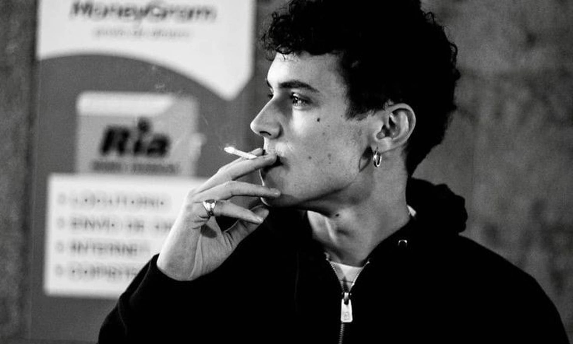 Aronpiper Beim Rauchen Wallpaper