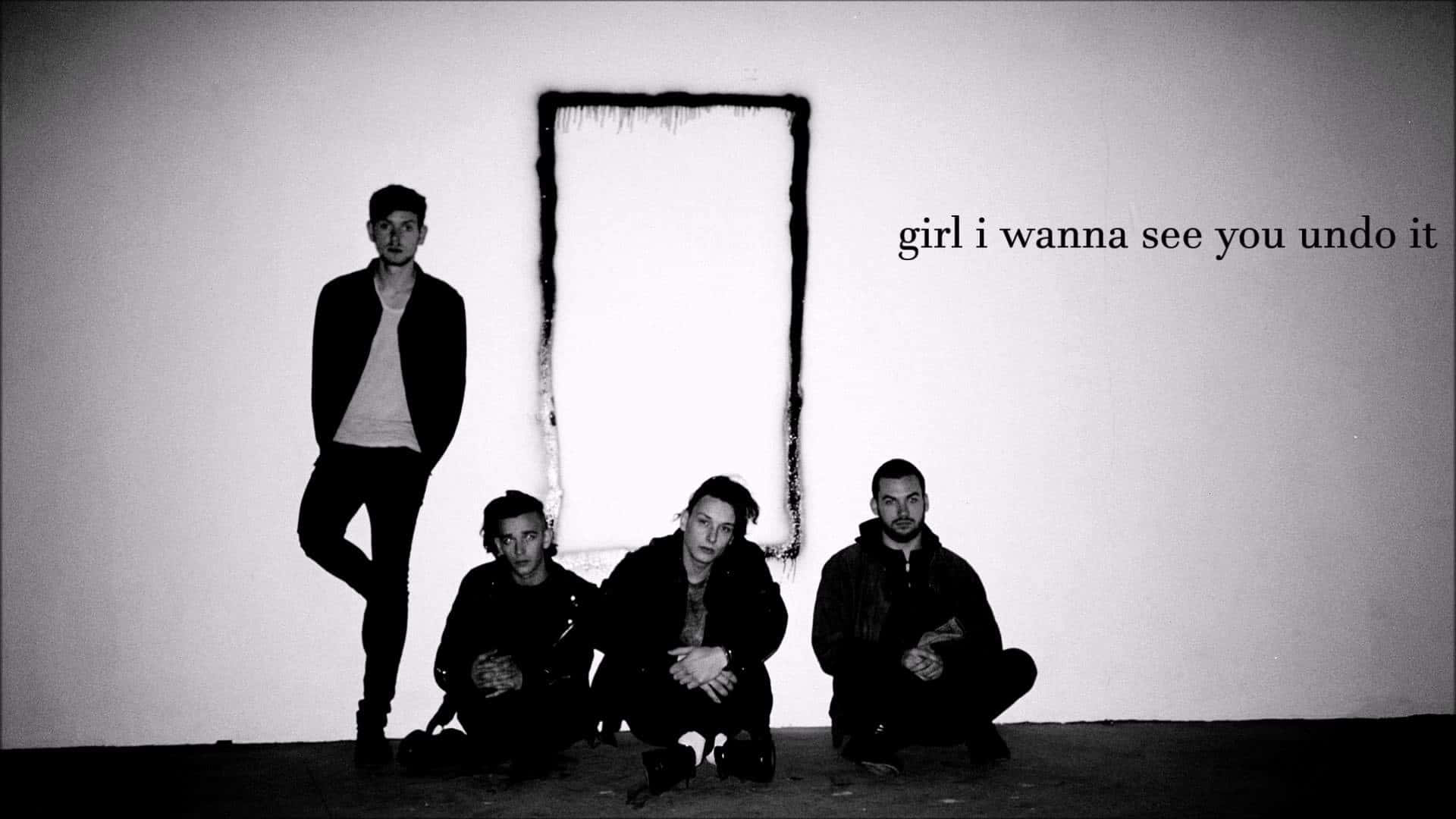 Amigossentados Ao Ar Livre E Rindo. Papel de Parede