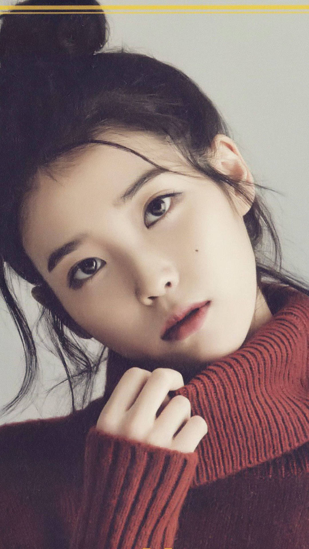 Iu In Dolcevita Rosso Sfondo