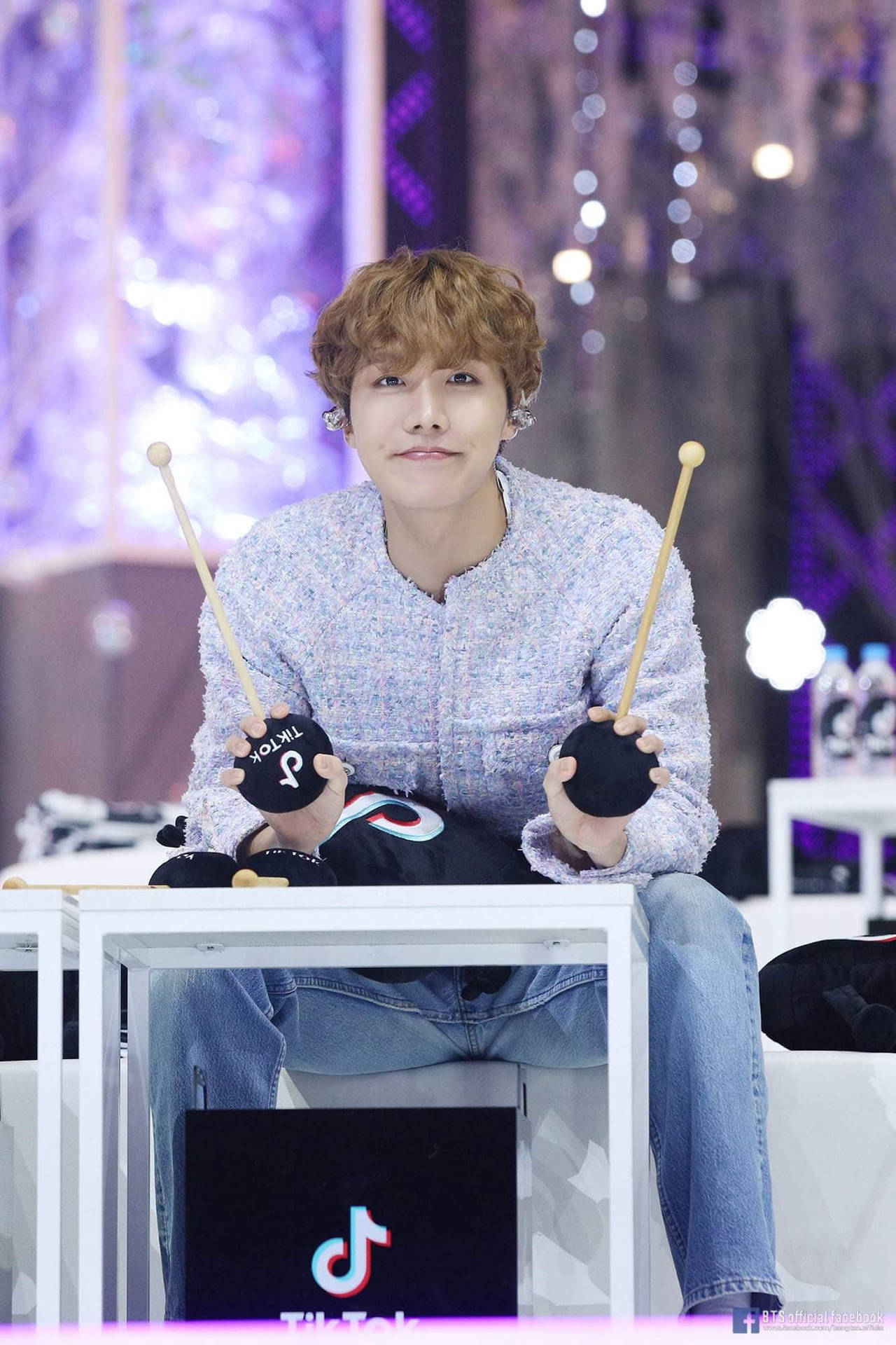 Jhope Carino Seduto Sfondo