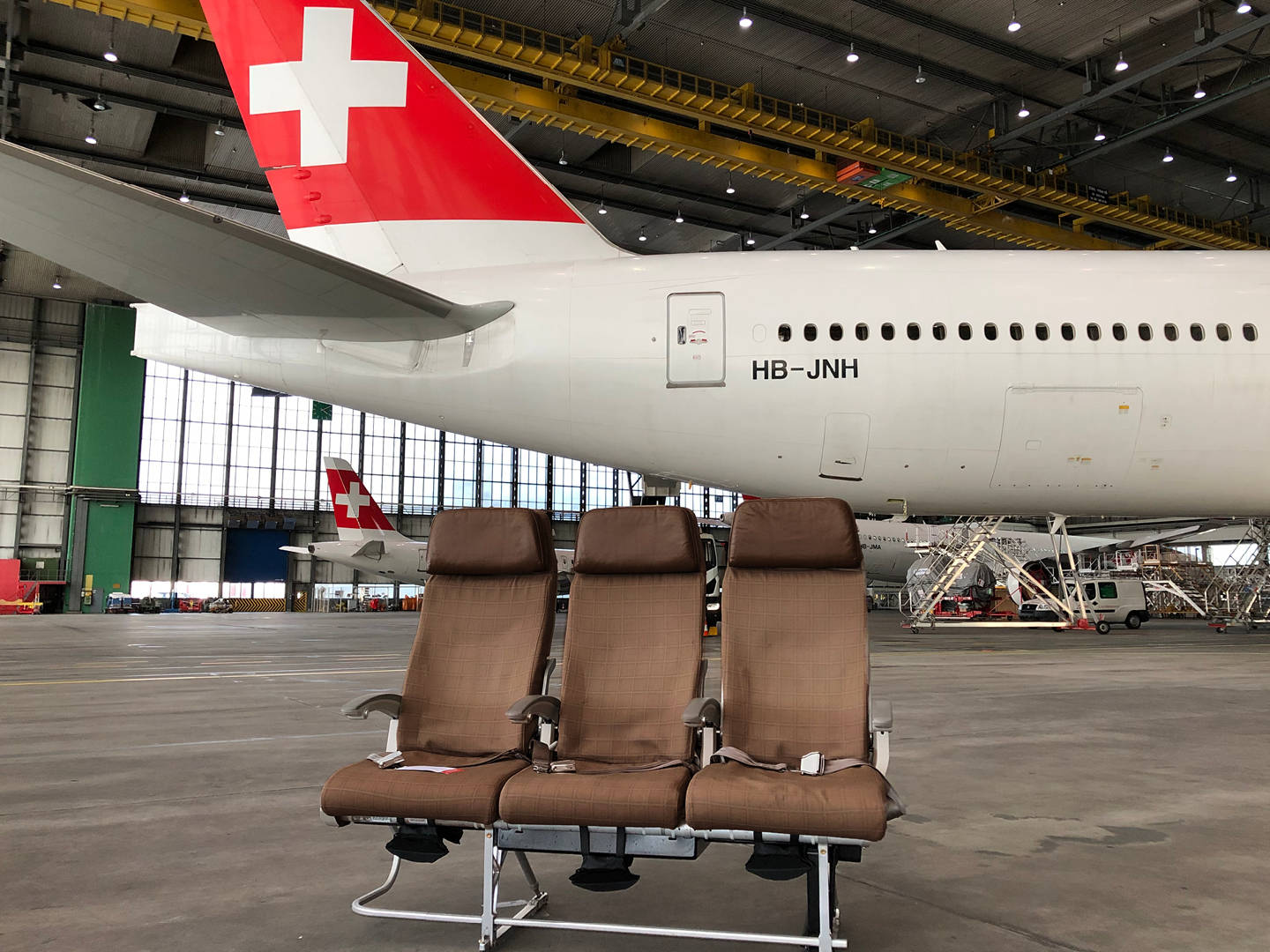 Swiss Airlinesin Lentokone Tuoleilla Taustakuva