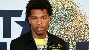 Lil Baby Iført Christian Dior Frakke Wallpaper