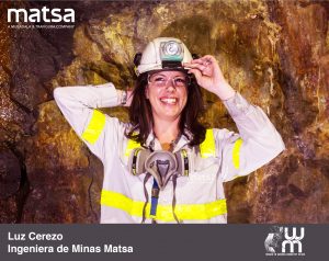 Luz Cerezo Sonriendo en el interior de una mina