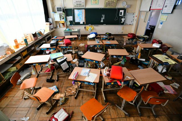 ランドセルなど学用品が残る双葉南小6年1組の教室=2018年12月19日、福島県双葉町、福留庸友撮影