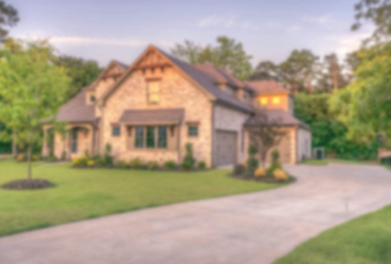 An image of a house in the countryside.