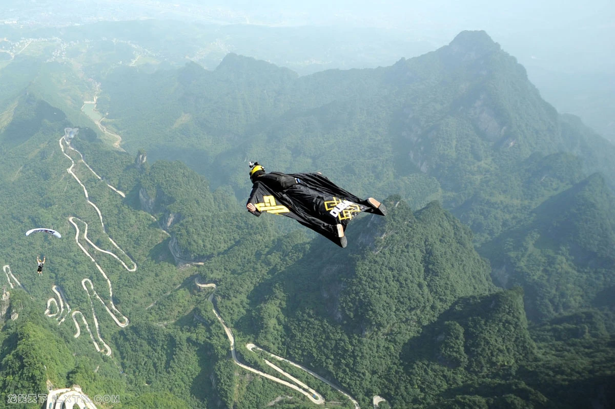 湖南天门山,极限运动爱好者挑战高空滑翔 - 20150811 湖南天门山,极限运动爱好者挑战高空滑翔 - 20150811