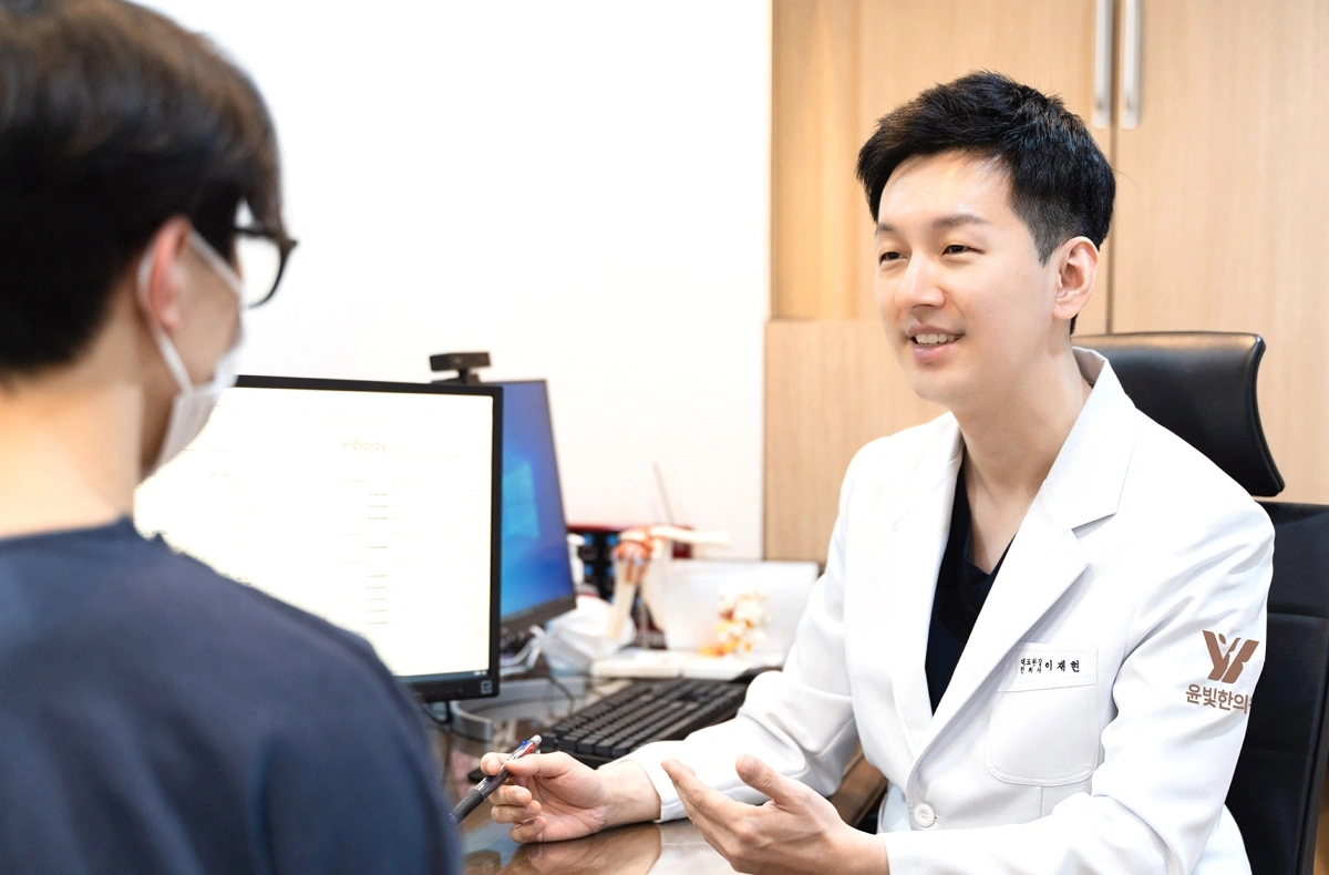 수원 안면비대칭 치료 시술 영통 한방안이비인후피부과 병원 진료실 진찰 과정