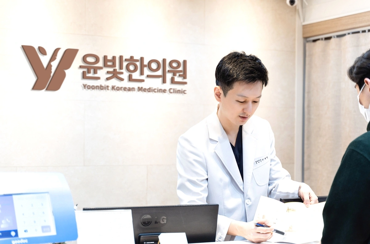 수원 안면비대칭 치료 시술 영통 한방안이비인후피부과 병원 대기실 설명